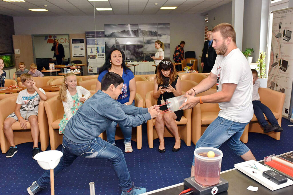 Medzinárodná konferencia ICMEM 2018 v Hoteli Atrium Trinity Hotels & Resorts - mladý chlapec z indie sa ma snaží premôcť