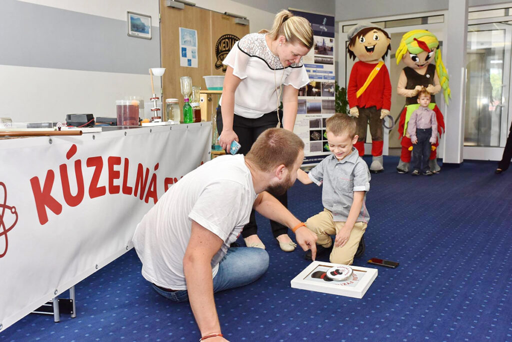 Malé deti tiež baví Kúzelná fyzika na hoteli Atrium v Novom Smokovci