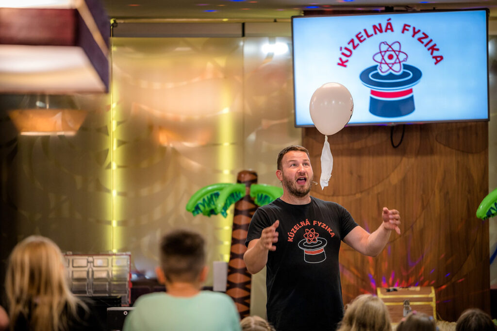 Michal figura s levitujúcim balónom na Wellness Hoteli Chopok